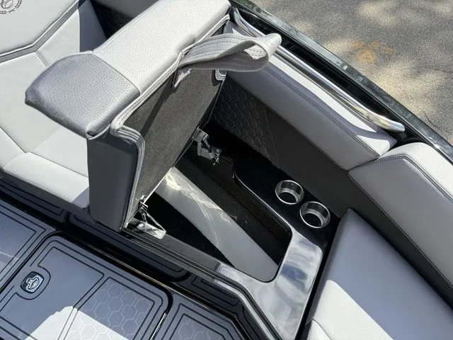 Slide: The Image of Cobalt R8 Surf 2026 - 38