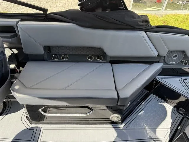 Slide: The Image of Cobalt R8 Surf 2026 - 12