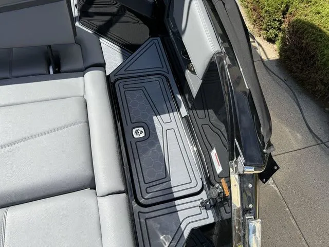 Slide: The Image of Cobalt R8 Surf 2026 - 8