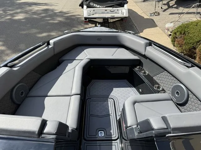 Slide: The Image of Cobalt R8 Surf 2026 - 35