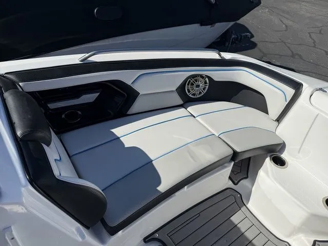 Slide: The Image of Yamaha 212X 2017 - 32