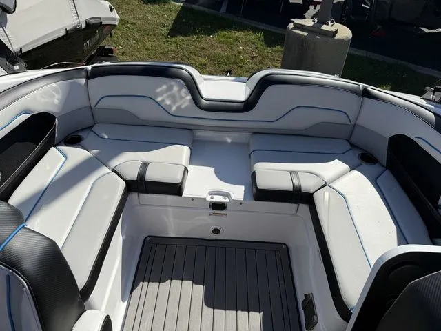 Slide: The Image of Yamaha 212X 2017 - 8