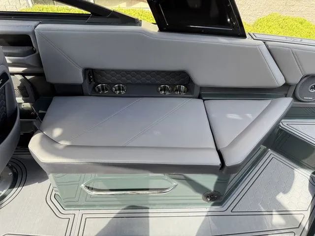 Slide: The Image of Cobalt R8 Surf 2026 - 13