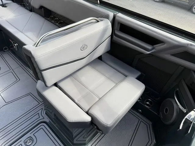 Slide: The Image of Cobalt R8 Surf 2026 - 17