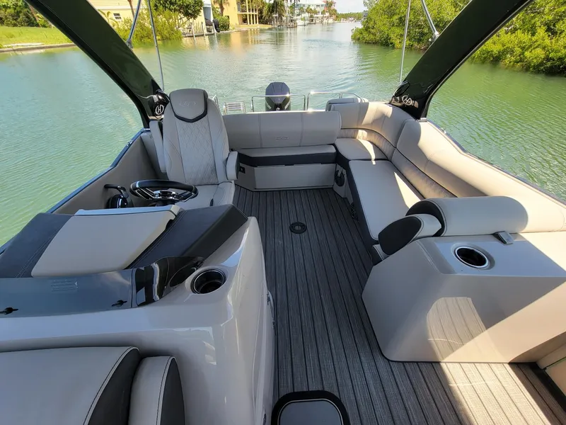 Slide: The Image of Harris 250 SL Crowne 2021 - 5