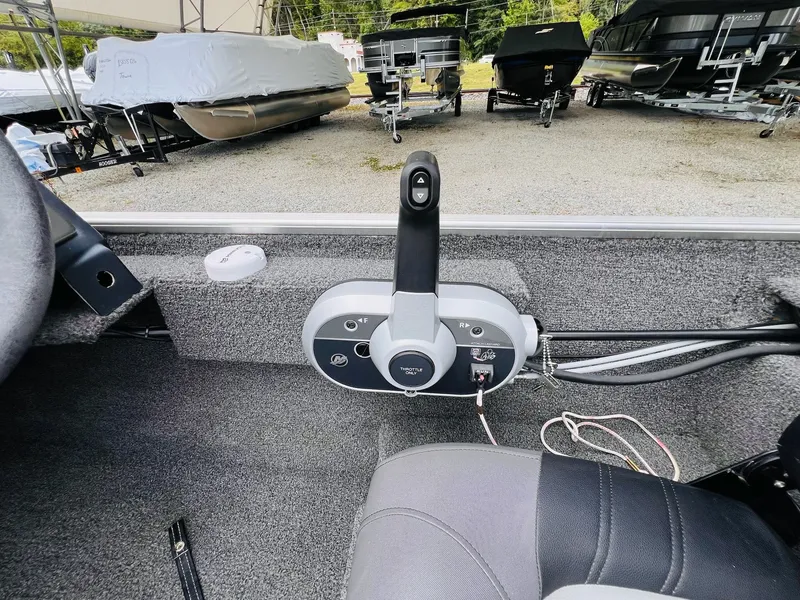 Slide: The Image of Crestliner 1700 Storm 2020 - 10