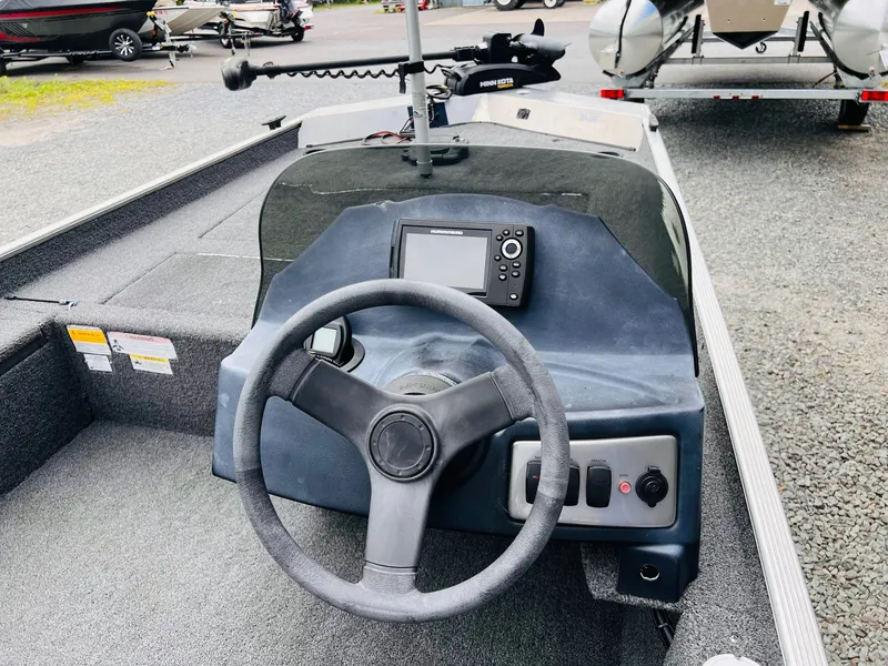 Slide: The Image of Crestliner 1700 Storm 2020 - 18