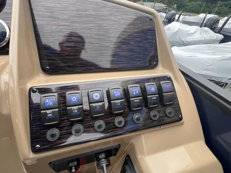 Slide: The Image of Sylvan Mirage 8520 Party Fish 2026 - 17