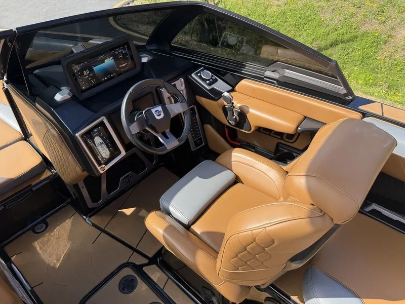 Slide: The Image of Malibu M220 2022 - 11