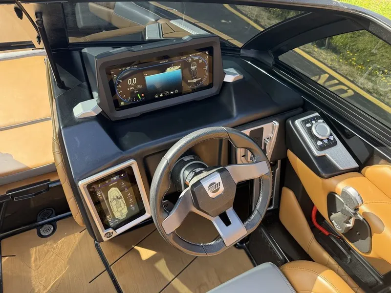 Slide: The Image of Malibu M220 2022 - 12