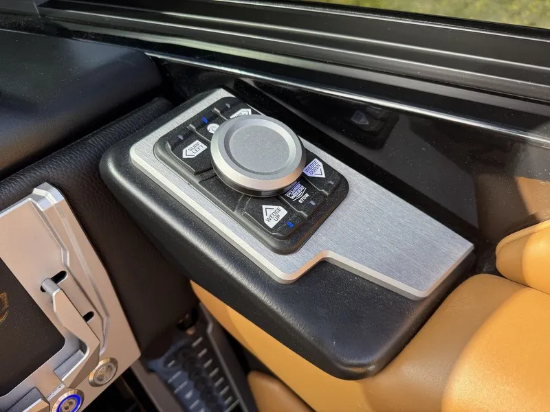 Slide: The Image of Malibu M220 2022 - 13