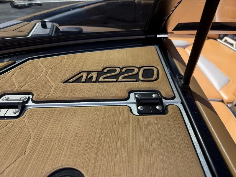 Slide: The Image of Malibu M220 2022 - 17