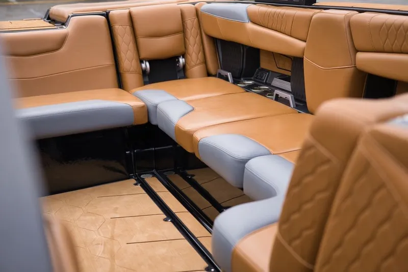 Slide: The Image of Malibu M220 2022 - 18