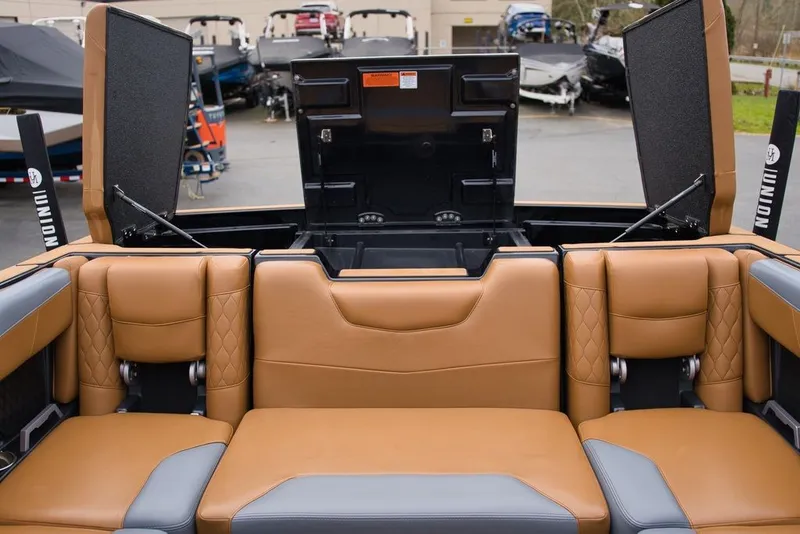 Slide: The Image of Malibu M220 2022 - 20