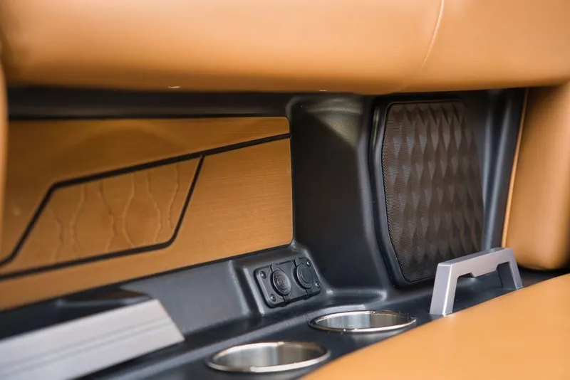 Slide: The Image of Malibu M220 2022 - 22