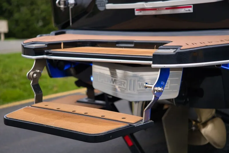 Slide: The Image of Malibu M220 2022 - 24