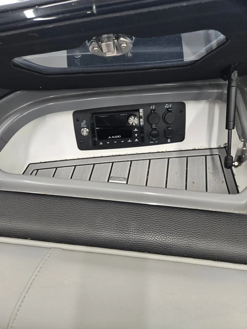 Slide: The Image of Nautique Ski 2023 - 10