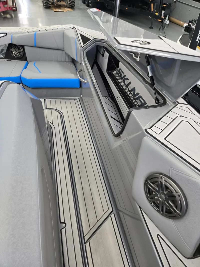Slide: The Image of Nautique Ski 2023 - 13