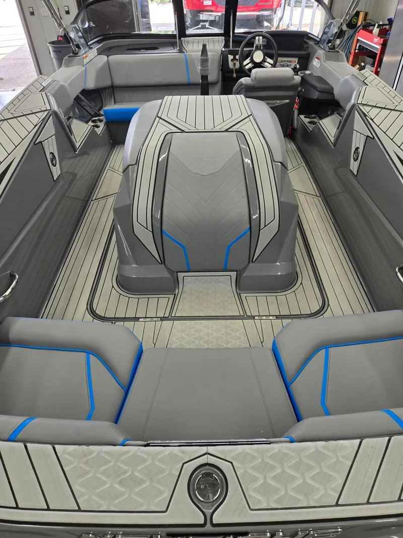 Slide: The Image of Nautique Ski 2023 - 6