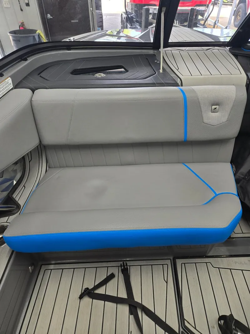 Slide: The Image of Nautique Ski 2023 - 9