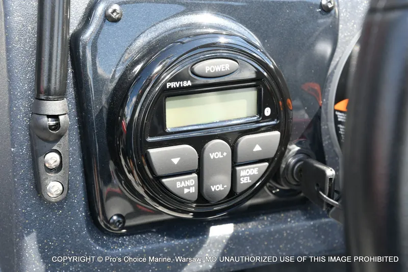 Slide: The Image of Tracker TARGA V-18 Combo w/200HP Pro-XS 2026 - 11