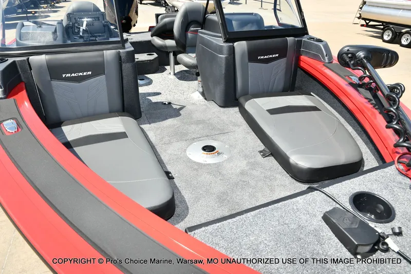 Slide: The Image of Tracker TARGA V-18 Combo w/200HP Pro-XS 2026 - 14