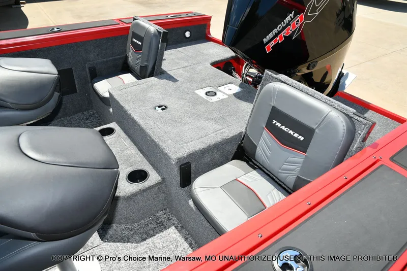 Slide: The Image of Tracker TARGA V-18 Combo w/200HP Pro-XS 2026 - 31