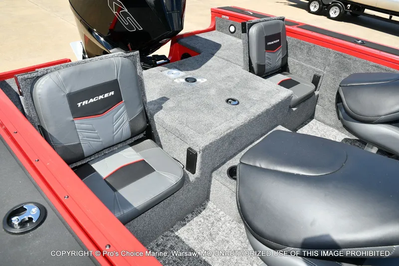 Slide: The Image of Tracker TARGA V-18 Combo w/200HP Pro-XS 2026 - 4