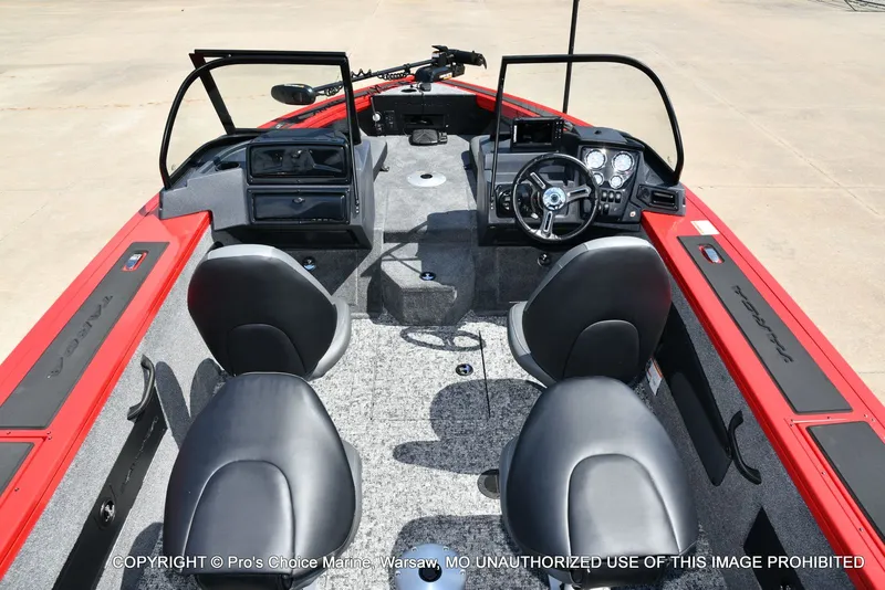 Slide: The Image of Tracker TARGA V-18 Combo w/200HP Pro-XS 2026 - 8
