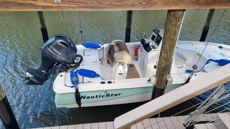 Slide: The Image of NauticStar 195 XTS CC 2022 - 10