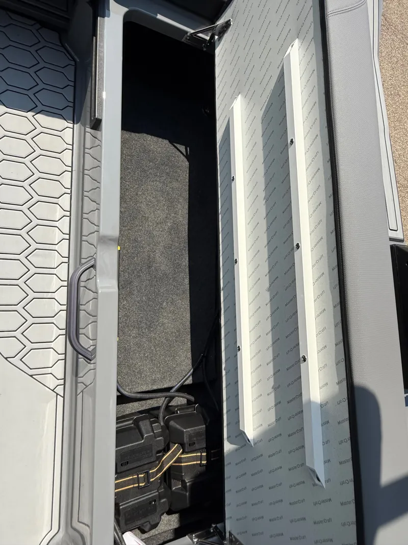 Slide: The Image of MasterCraft NXT24 2025 - 32