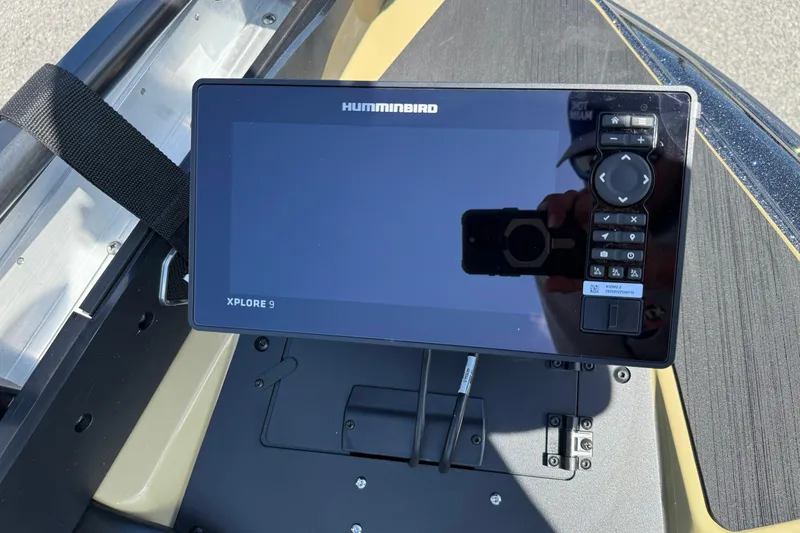 Slide: The Image of Humminbird Xplore 9 fishfinder on 2026 Skeeter ZXE21 boat dashboard. - 11