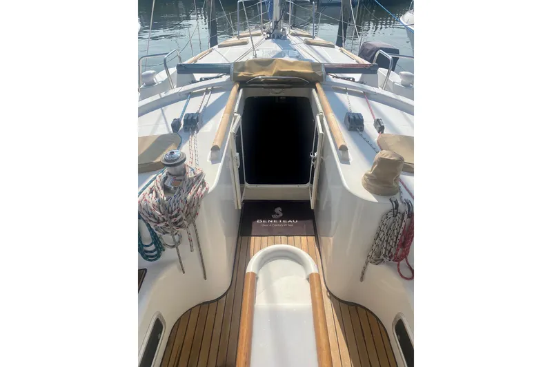 Slide: The Image of 1997 Beneteau Oceanis 461 sailboat deck with ropes and open cabin entrance. - 9