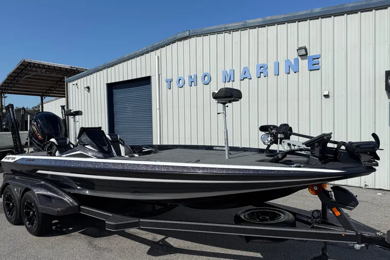 Slide: The Image of 2026 Skeeter FXR21 FLEX boat at Toho Marine dealership. - 2