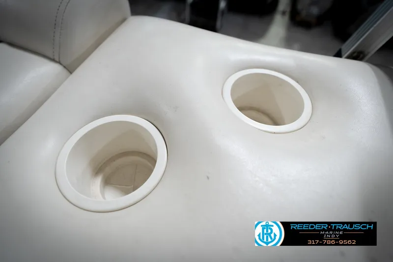 Slide: The Image of White leather boat seat with dual cup holders, Bennington 2250RL 2006 model. - 46