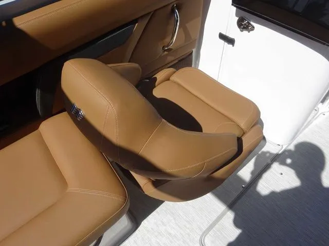 Slide: The Image of Four Winns HD5 2026 - 11