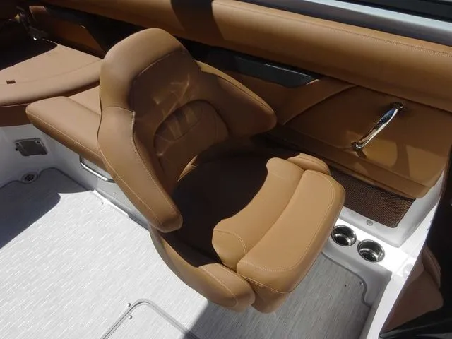 Slide: The Image of Four Winns HD5 2026 - 12