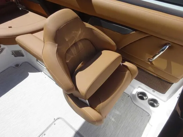 Slide: The Image of Four Winns HD5 2026 - 13