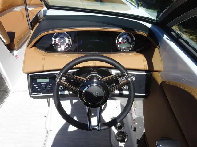 Slide: The Image of Four Winns HD5 2026 - 14