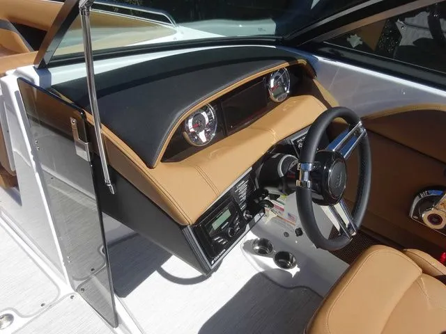 Slide: The Image of Four Winns HD5 2026 - 15