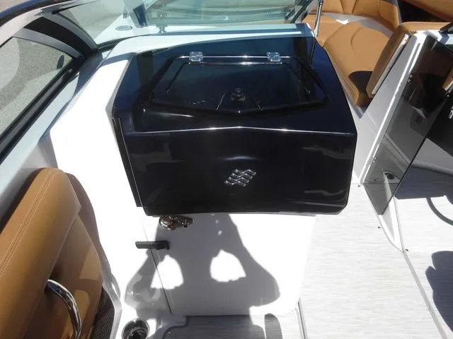 Slide: The Image of Four Winns HD5 2026 - 16