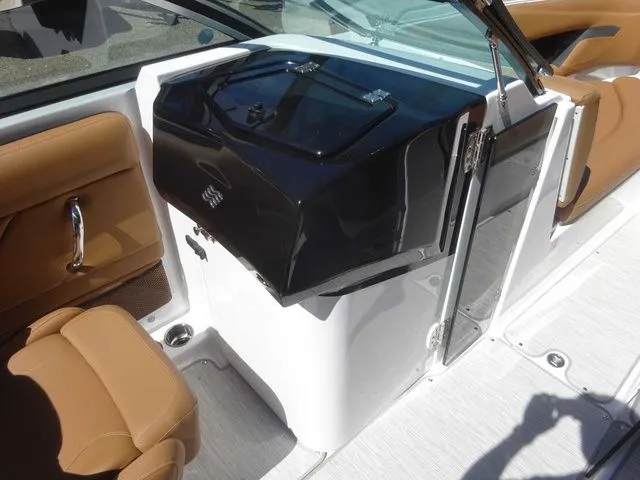 Slide: The Image of Four Winns HD5 2026 - 17