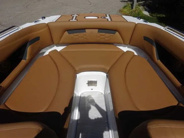 Slide: The Image of Four Winns HD5 2026 - 19