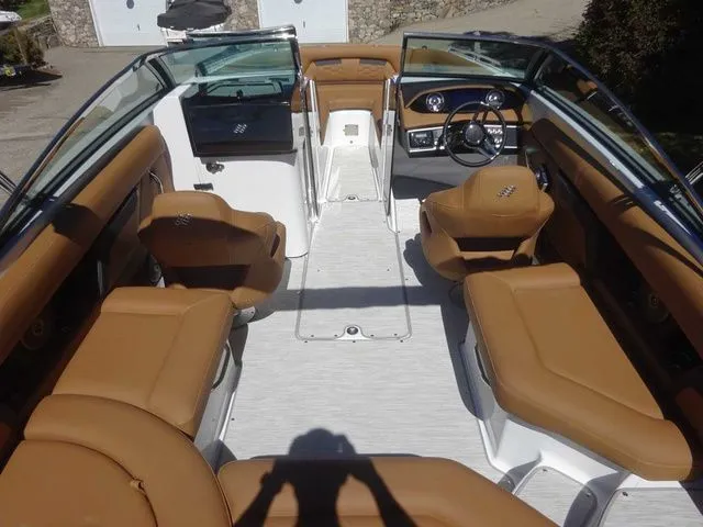 Slide: The Image of Four Winns HD5 2026 - 7