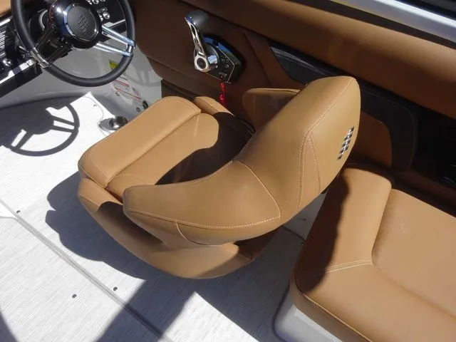 Slide: The Image of Four Winns HD5 2026 - 8