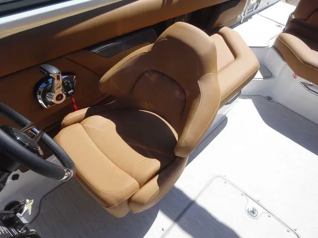 Slide: The Image of Four Winns HD5 2026 - 9