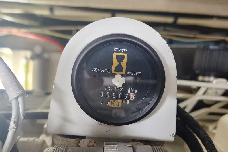 Slide: The Image of Service meter on a 1998 Sea Ray 630 Super Sun Sport yacht. - 28