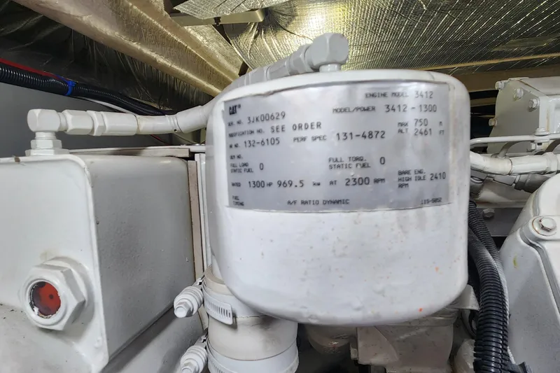 Slide: The Image of Engine compartment of a 1998 Sea Ray 630 Super Sun Sport yacht. - 36