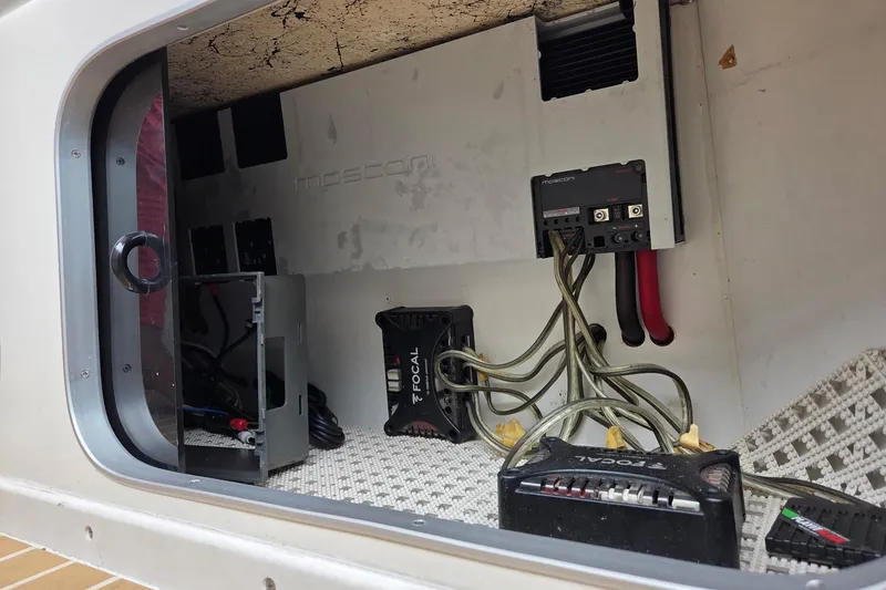 Slide: The Image of 1998 Sea Ray 630 Super Sun Sport audio system components in storage compartment. - 4