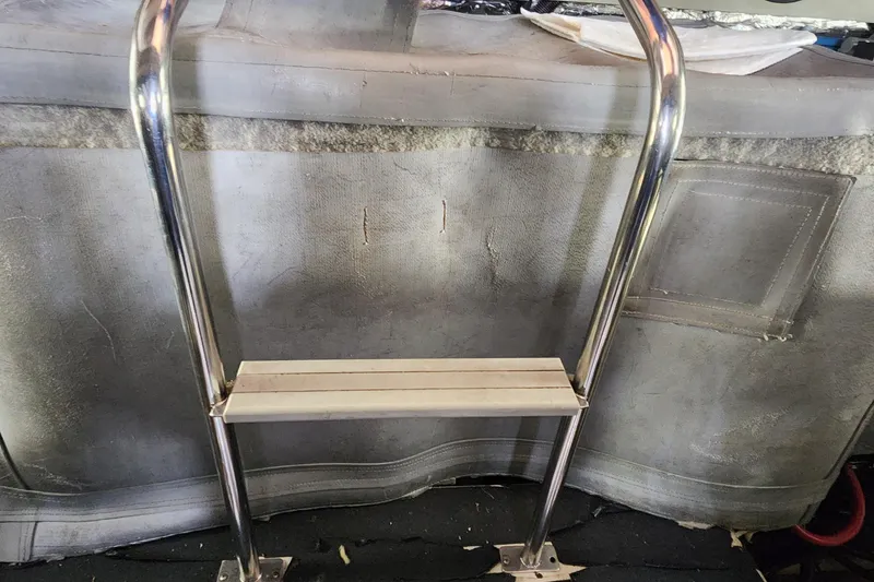 Slide: The Image of Stainless steel ladder on 1998 Sea Ray 630 Super Sun Sport boat. - 40